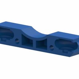 U-Design - Niebieski, symetryczny element z tworzywa sztucznego z otworami i zagłębieniami, wykonany techniką CNC.