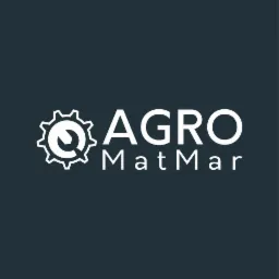 Logo firmy AGRO MatMar: biały symbol klucza w zębatce obok nazwy firmy na ciemnoszarym tle.