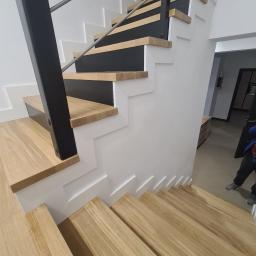 Renowacja schodów i montaż białych cokołów lakierowanych