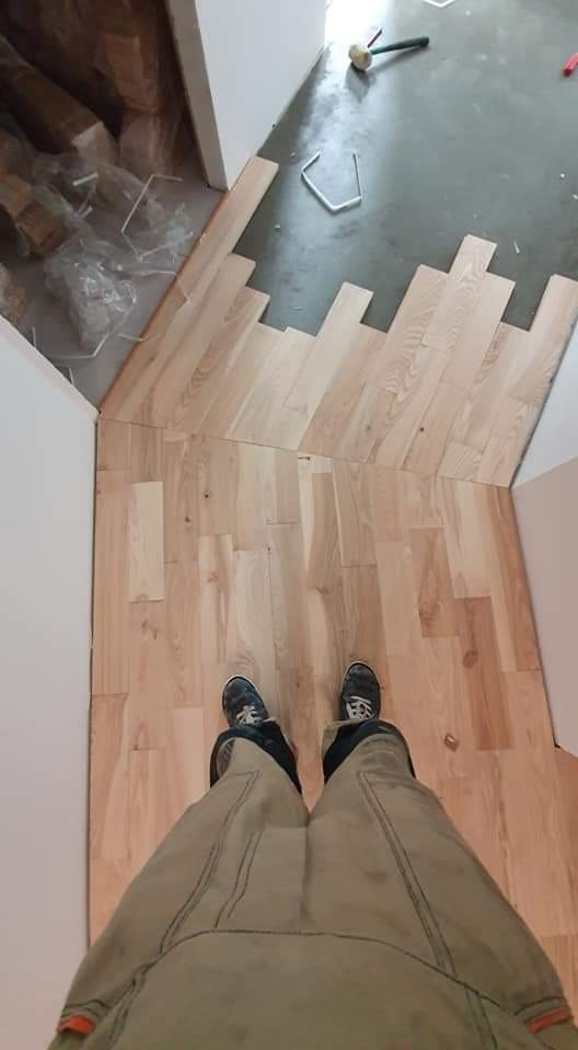 Układanie deski wraz z przełamaniem względem korytaża