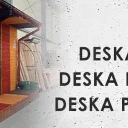 Ekspozycja różnych rodzajów desek drewnianych: boazeria, deska tarasowa, elewacyjna i podłogowa, z widocznym orynnowaniem i elementami konstrukcyjnymi.