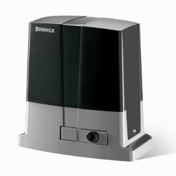 ANVIL - METALOPLASTYKA-KOWALSTWO DARIUSZ LEJA - Szary automat do bram przesuwnych marki Beninca, widoczny z boku na białym tle. Kompaktowa obudowa z czarnymi i srebrnymi elementami.