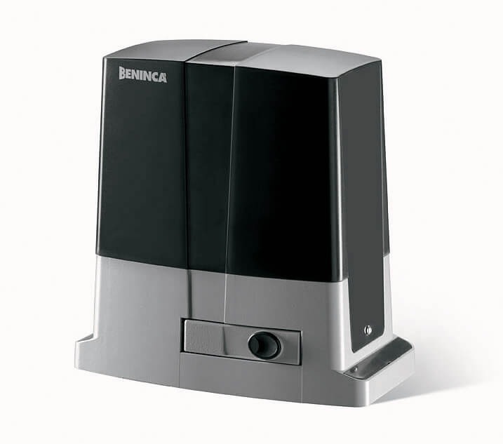 Szary automat do bram przesuwnych marki Beninca, widoczny z boku na białym tle. Kompaktowa obudowa z czarnymi i srebrnymi elementami.
