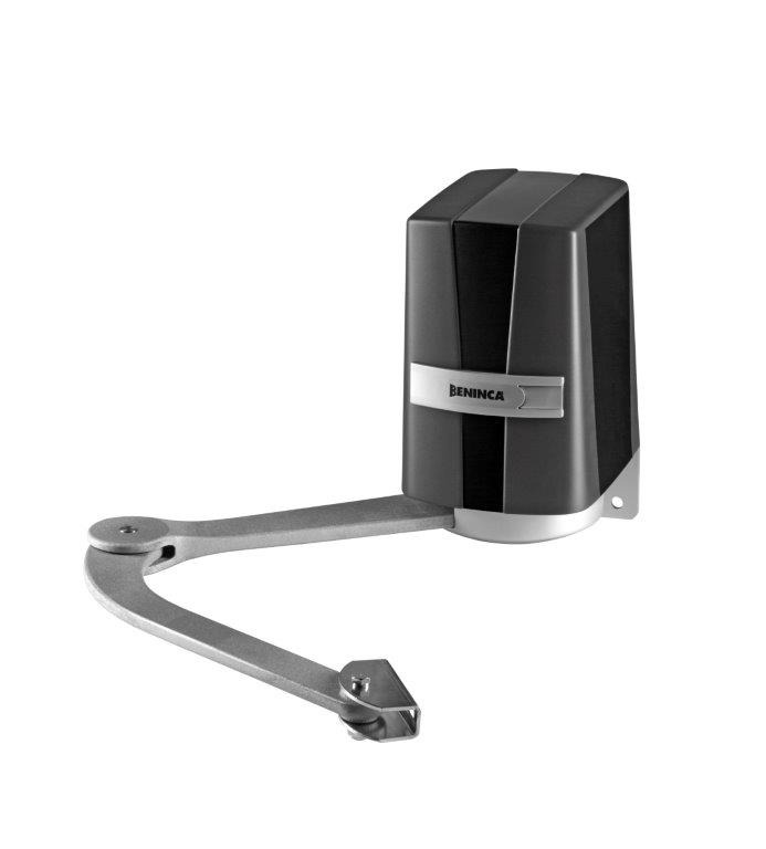 Czarny napęd do bram skrzydłowych marki Beninca z srebrnym ramieniem, na białym tle. Widoczny model z charakterystycznym logo producenta.