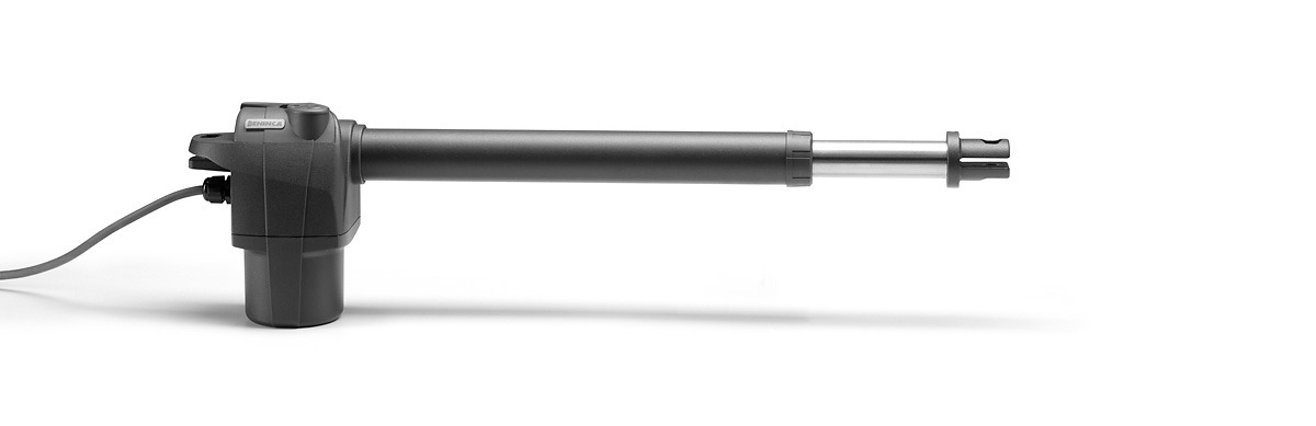 Siłownik elektromechaniczny do bramy wjazdowej marki Beninca, widoczny w zbliżeniu na białym tle, z widocznym przewodem zasilającym.