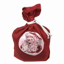 Czerwony worek prezentowy z nadrukiem Świętego Mikołaja, zawiązany białym sznurkiem, na białym tle.