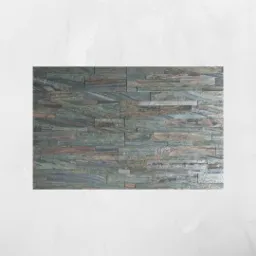 Fragment ściany wykończonej panelami z naturalnego kamienia łupkowego w odcieniach szarości, zieleni i rdzawego brązu, ułożonymi w poziome pasy o zróżnicowanej grubości.