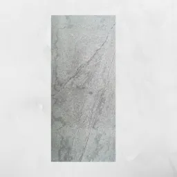 Szary fornir kamienny z widocznymi żyłami i delikatną strukturą, prezentowany na jasnym, rozmytym tle.