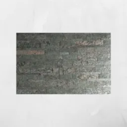 Szczegółowe ujęcie samoprzylepnych paneli kamiennych w odcieniach szarości i zieleni, ułożonych w regularny wzór z widoczną fakturą kamienia.