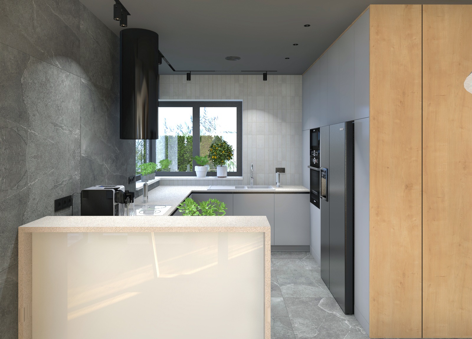 Nowoczesna kuchnia z białymi frontami, drewnianymi akcentami i szarą marmurową ścianą, oświetlona punktowymi lampami sufitowymi, z widokiem na zieleń za oknem.