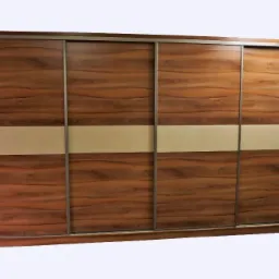 Czterodrzwiowa szafa przesuwna z drewnopodobnymi frontami i poziomym pasem w kolorze beżowym.