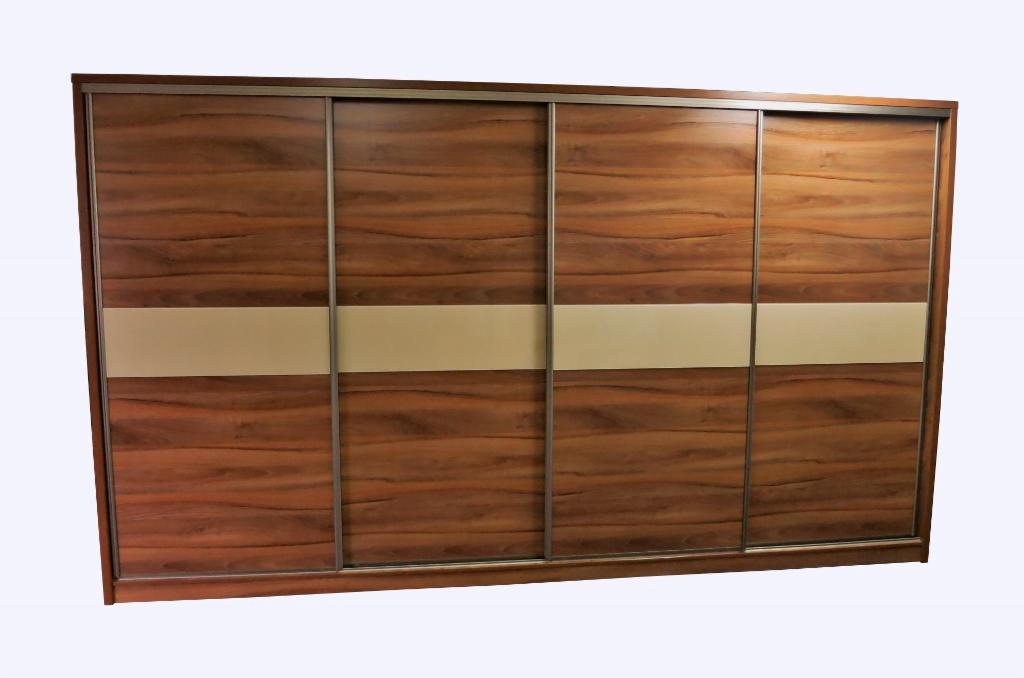 Czterodrzwiowa szafa przesuwna z drewnopodobnymi frontami i poziomym pasem w kolorze beżowym.