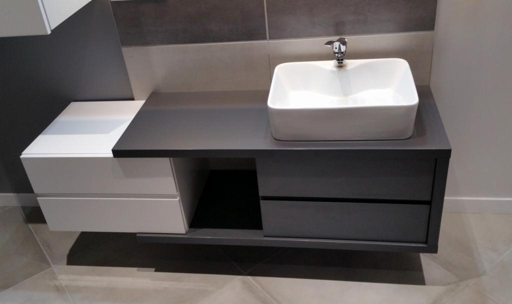 Nowoczesna łazienka z umywalką nablatową, szarą szafką z szufladami i białą szafką pomocniczą, minimalistyczny design.