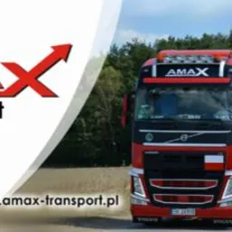 Grafika reklamowa firmy AMAX Transport z czerwonymi ciężarówkami Volvo i DAF w kolumnie na drodze, logo firmy z czerwoną strzałką oraz adres strony internetowej i ikona Facebooka w lewym dolnym rogu.