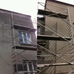 Porównanie stanu elewacji budynku przed i po czyszczeniu, widoczne rusztowanie.