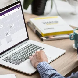 Pracujemy z kalendarzem wznowień dlatego zawsze przypomnimy Ci o kończącej się polisie.