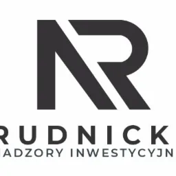 Logo firmy Rudnicki Nadzory Inwestycyjne z charakterystycznym symbolem NR w kolorze grafitowym na białym tle.