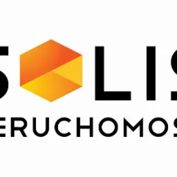 Logo firmy Solis Nieruchomości z pomarańczowo-żółtym geometrycznym symbolem. Czarny napis 'SOLIS' nad 'NIERUCHOMOŚCI' na białym tle.