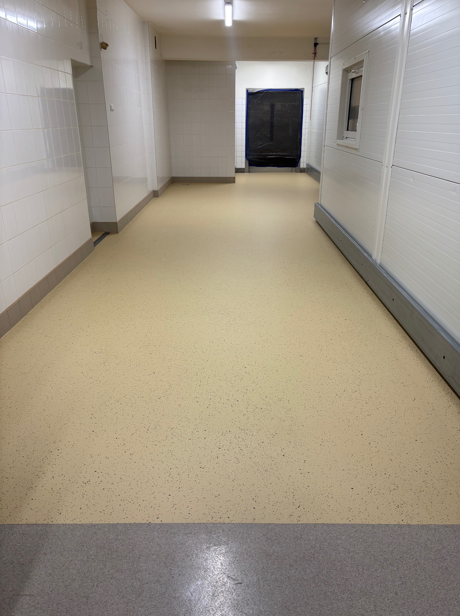 Posadzka epoksydowa z płatkami dekoracyjnymi