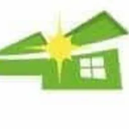 Zielone logo firmy z motywem domu i słońca w minimalistycznym stylu, na białym tle.