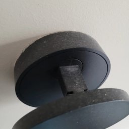 Błysk Firma sprzątająca - Szczegółowe ujęcie lampy sufitowej z widocznymi zabrudzeniami i kurzem, sugerujące potrzebę odświeżenia i dokładnego sprzątania.