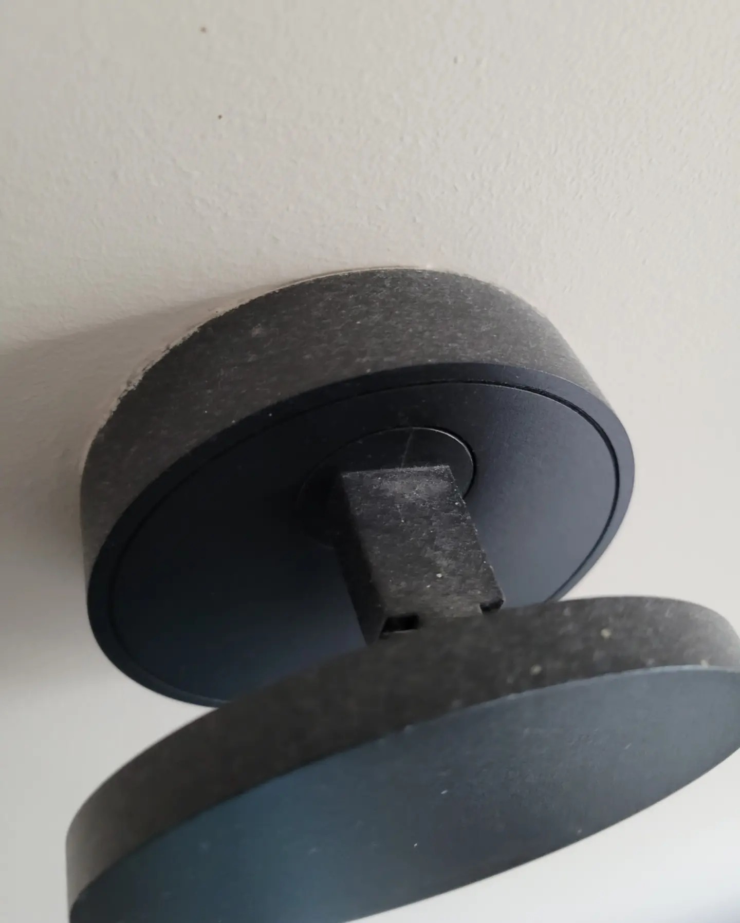 Szczegółowe ujęcie lampy sufitowej z widocznymi zabrudzeniami i kurzem, sugerujące potrzebę odświeżenia i dokładnego sprzątania.