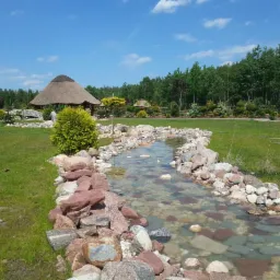 Sztuczna rzeka w jednym z domów weselnych