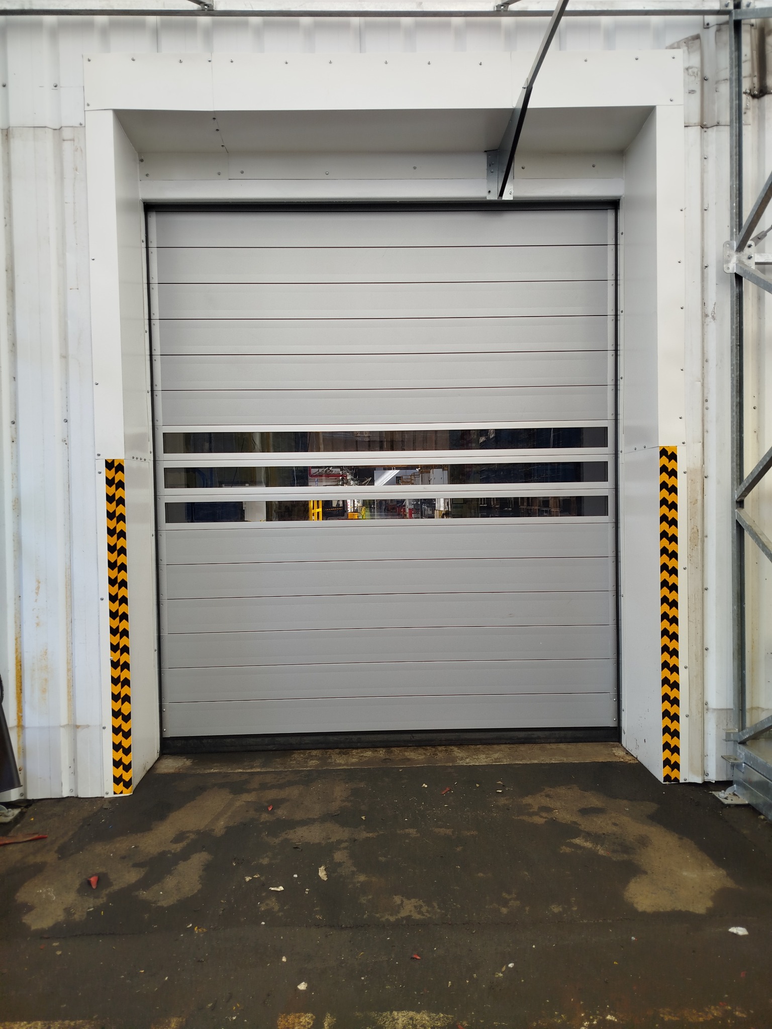 Nowa obróbka z blachy ,bramy hali produkcyjnej