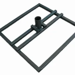 Spawana, kwadratowa podstawa z rur stalowych z centralnym tuleją, pomalowana na ciemny kolor, na białym tle.