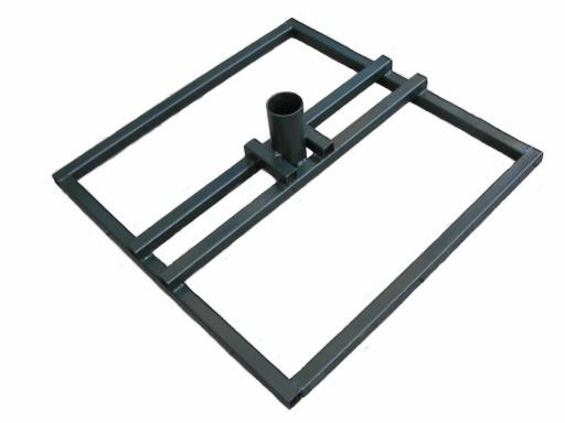 Spawana, kwadratowa podstawa z rur stalowych z centralnym tuleją, pomalowana na ciemny kolor, na białym tle.