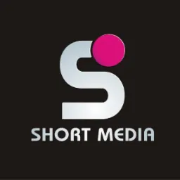 Logo firmy Short Media: srebrna litera S z różowym okręgiem w prawym górnym rogu na czarnym tle.