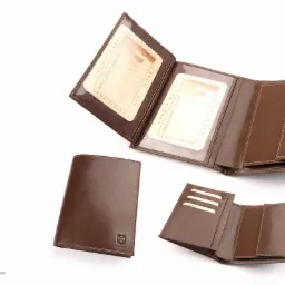 Brązowy skórzany portfel w trzech różnych ujęciach na białym tle, prezentujący wnętrze z przegródkami na karty i dokumenty.