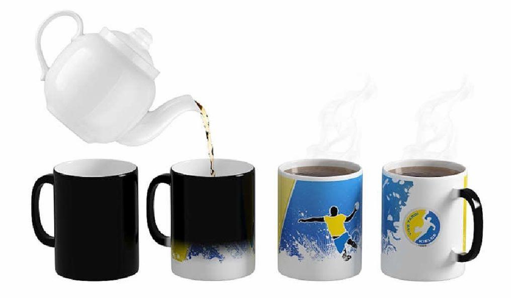 Cztery kubki, z czego jeden czarny, jeden z efektem zmiany koloru pod wpływem ciepła, a dwa z nadrukami, w tym jeden z logiem sportowym, oraz biały czajnik nalewający płyn do jednego z kubków.