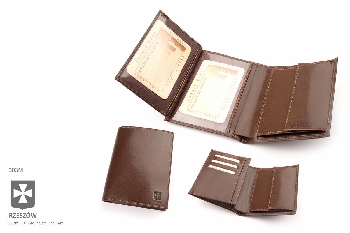 Brązowy skórzany portfel w trzech różnych ujęciach na białym tle, prezentujący wnętrze z przegródkami na karty i dokumenty.