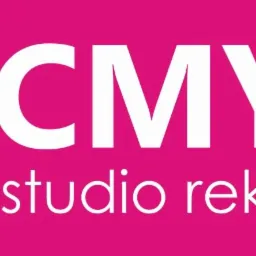 Logo studia reklamy CMYK na różowym tle. Biały symbol graficzny przypominający trzy łzy i nazwa firmy w kolorze białym.