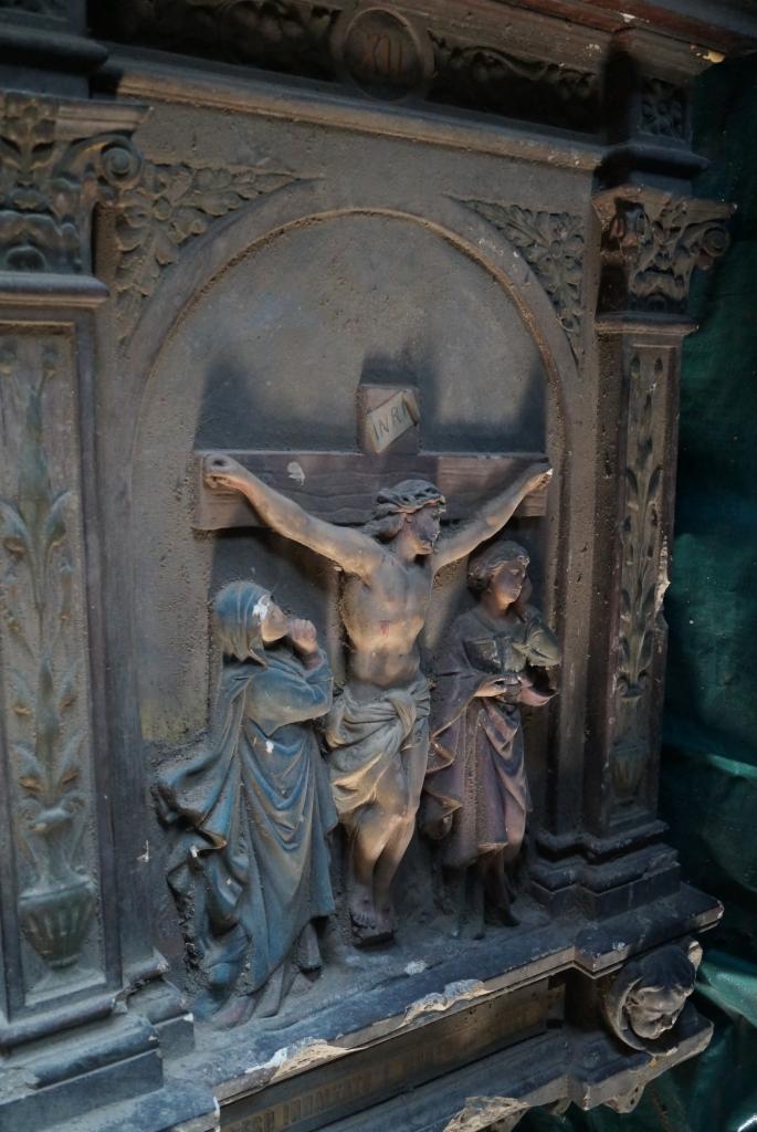 Gipsowe stacje Drogi Krzyżowej przed renowacją