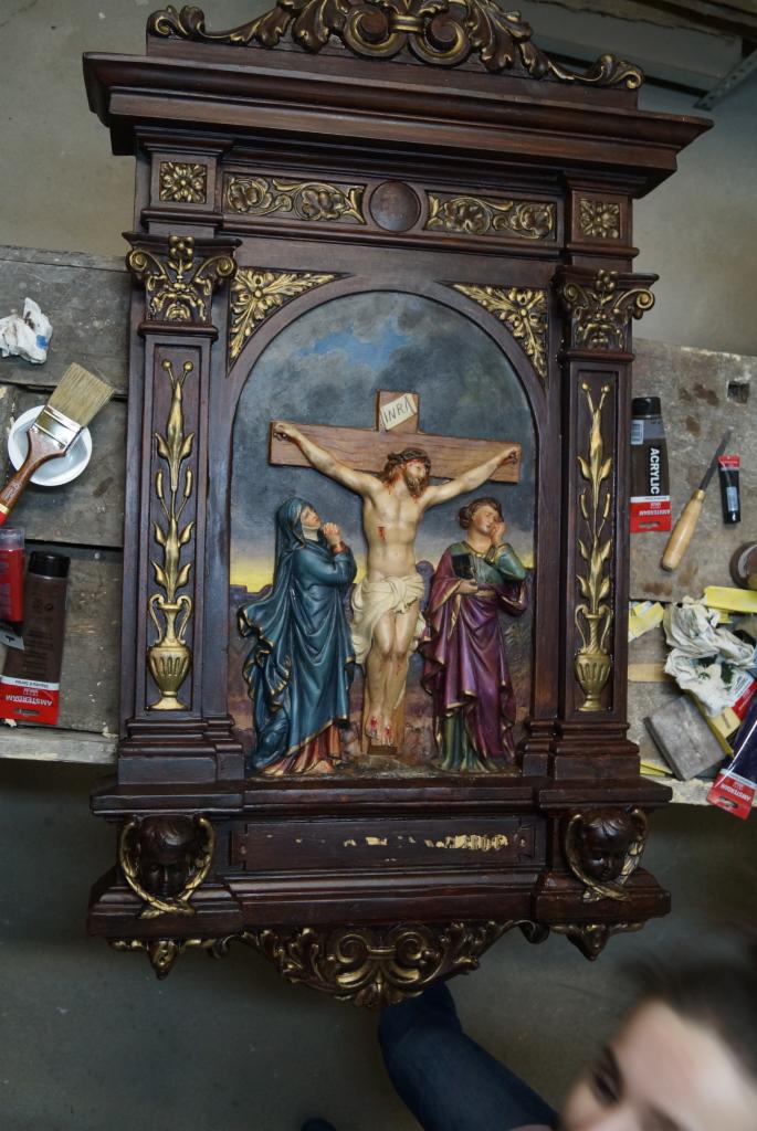 Gipsowe stacje Drogi Krzyżowej po renowacji