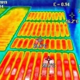 Termowizyjne zdjęcie gruntu po wykonanych pracach ziemnych, ukazujące rozkład temperatur w warstwach gleby. Widoczne różnice temperatur w poszczególnych strefach, oznaczone kolorami i wartościami...