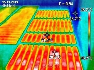Termowizyjne zdjęcie gruntu po wykonanych pracach ziemnych, ukazujące rozkład temperatur w warstwach gleby. Widoczne różnice temperatur w poszczególnych strefach, oznaczone kolorami i wartościami...