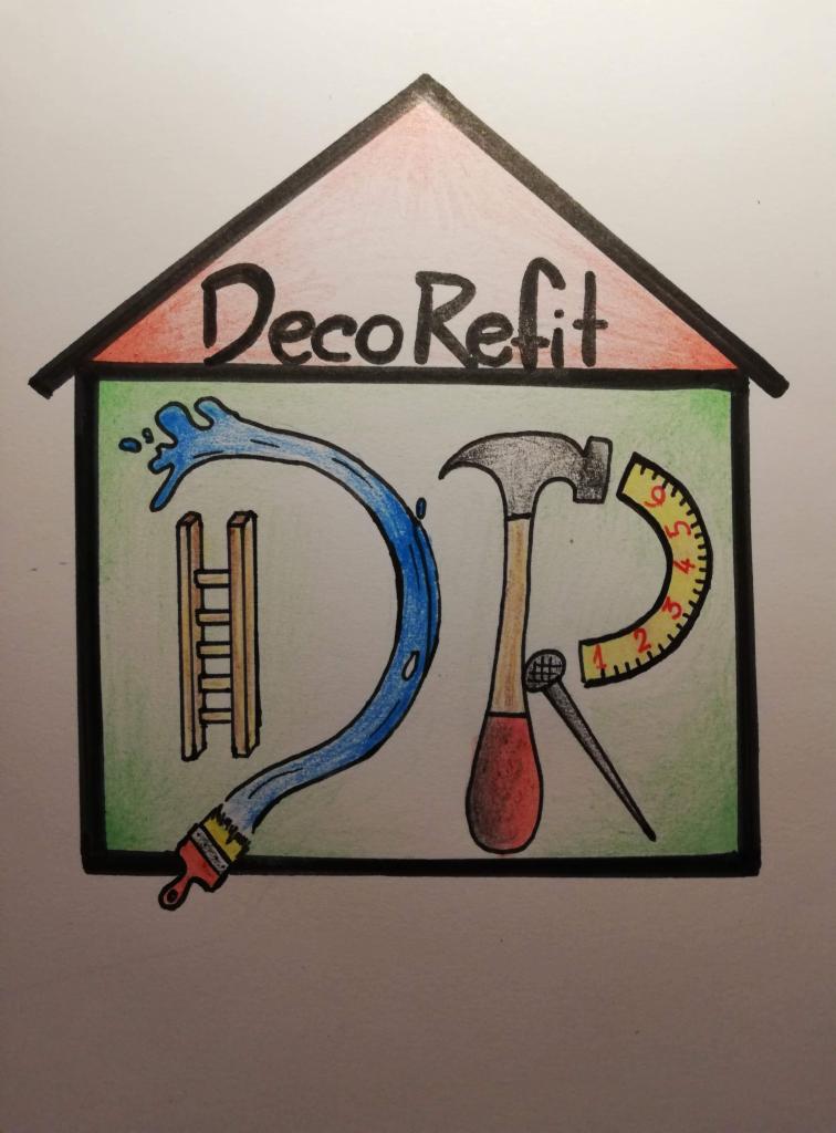 Kolorowy rysunek logo firmy DecoRefit w kształcie domu. Zawiera drabinę, pędzel malarski, młotek, gwóźdź i miarkę. Grafika w odcieniach zieleni, niebieskiego, czerwieni i żółci.