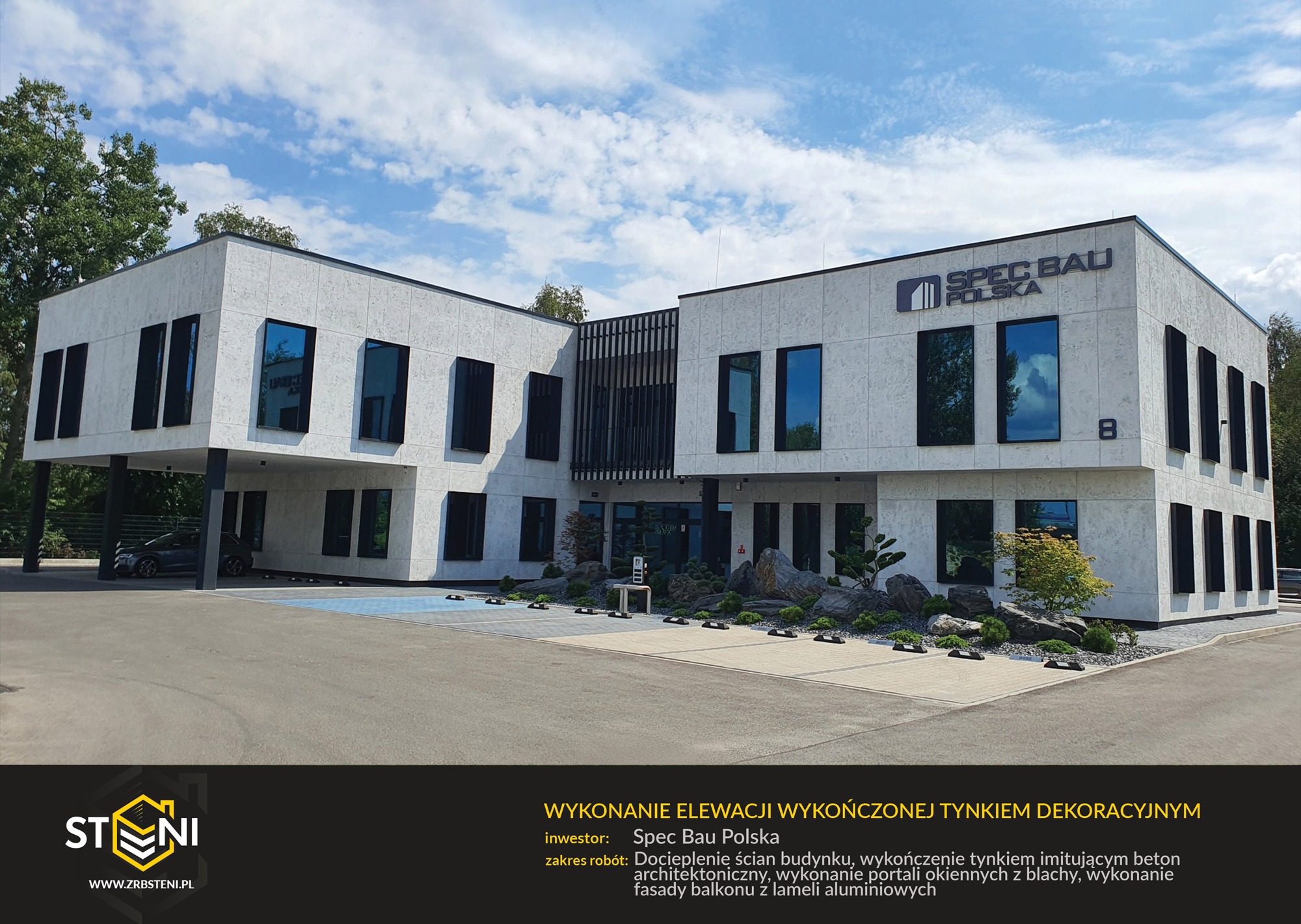 Wykończona elewacja budynku biurowego z dekoracyjnym tynkiem imitującym beton, czarne obramowania okien, logo firmy Spec Bau Polska na fasadzie, zagospodarowany teren zielenią i kamieniami.