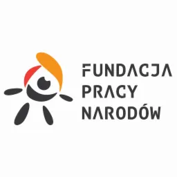Logo Fundacji Pracy Narodów z graficznym symbolem stylizowanej postaci z okiem, czerwoną i pomarańczową plamą oraz czarnymi kończynami na białym tle.