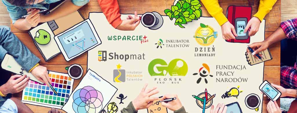 Zespół kreatywny pracuje nad identyfikacją wizualną marek, prezentując logotypy, paletę kolorów i projekty graficzne na dużym arkuszu papieru otoczonym przez dłonie i narzędzia pracy.