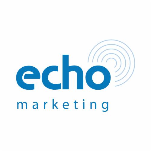 Niebieskie logo firmy 'echo marketing' z motywem koncentrycznych okręgów po prawej stronie napisu.