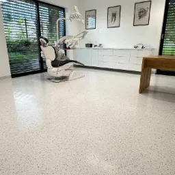 POLIMERYZACJA wykładzin elastycznych PVC. Wydłużenie żywotności wykładziny poprzez zabezpieczenie powłoką polimerową.