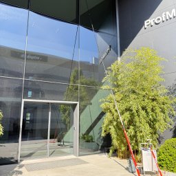 VERSA SYSTEM Przemysław Piechocki - Mycie fasady szklanej (wysokość 11m) wodą demineralizowaną.