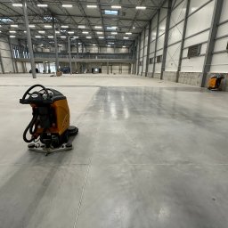 Sprzątanie kompleksowe po budowie hal produkcyjnych.