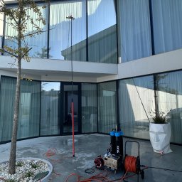 Mycie okien i przeszkleń wodą demineralizowaną.