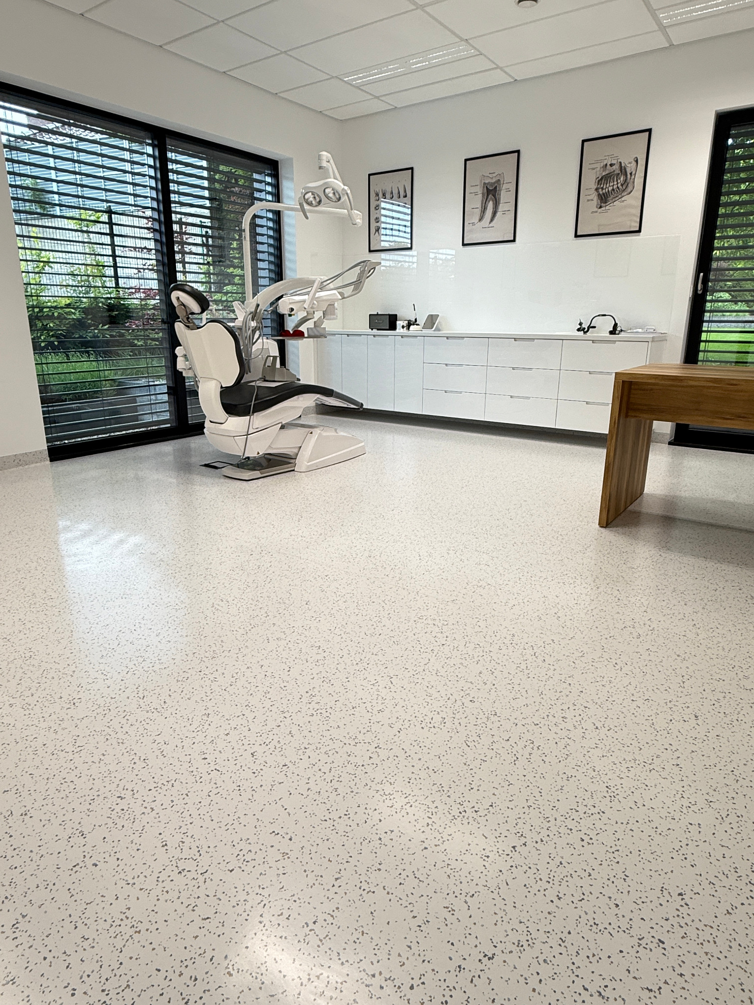 POLIMERYZACJA wykładzin elastycznych PVC. Wydłużenie żywotności wykładziny poprzez zabezpieczenie powłoką polimerową.