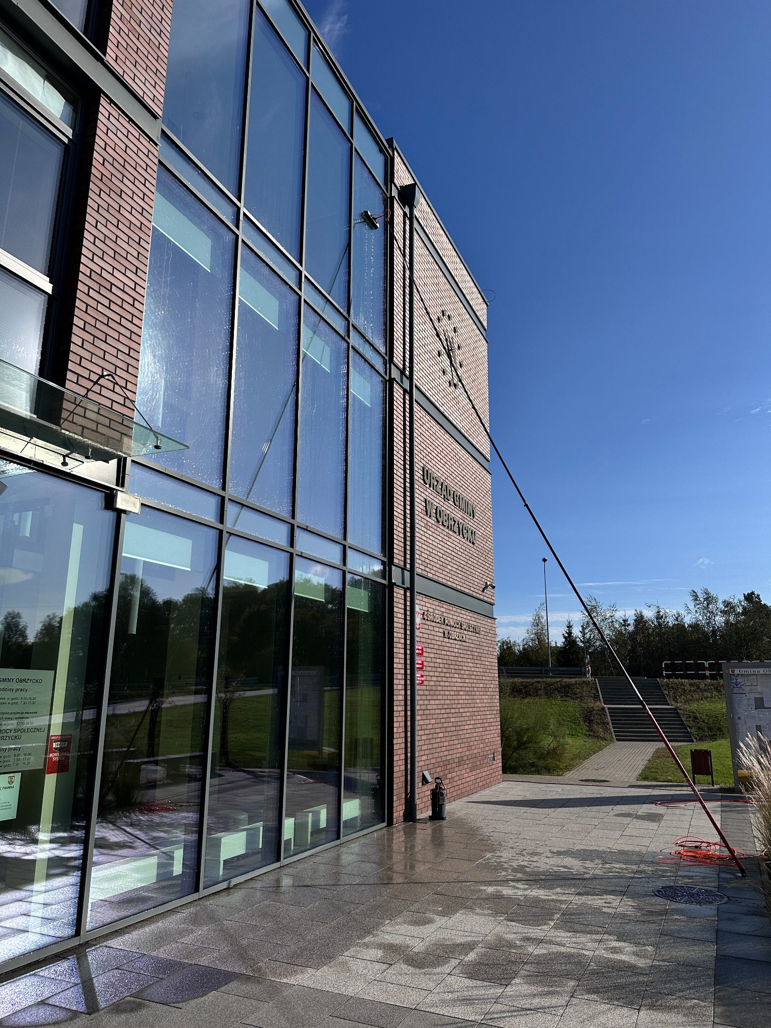 Mycie przeszkleń na wysokości do 15m wodą demineralizowaną bez smug i zacieków.